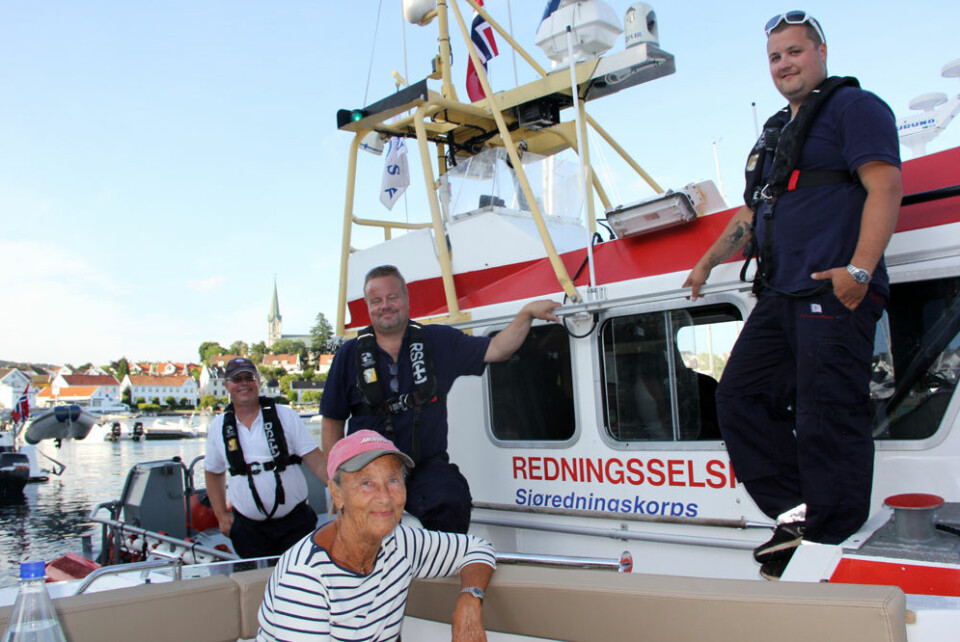 RS 135 'Kaptein Egil J. Nygård' legger til utenpå Båtlivs båt i Lillesand. Da måtte vi få dem med på akterdekkprat selv som de hadde dårlig tid!