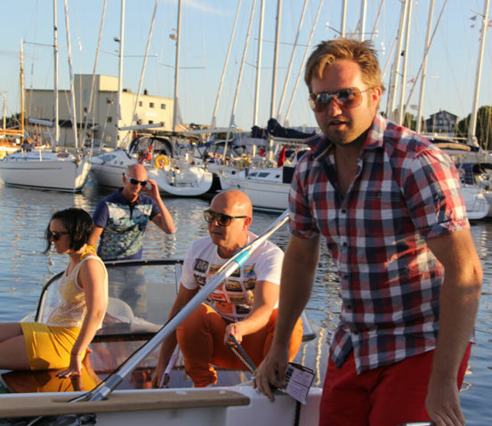Nytelsesfestivalens representanter ankommer Båtlivs reportasjebåt.