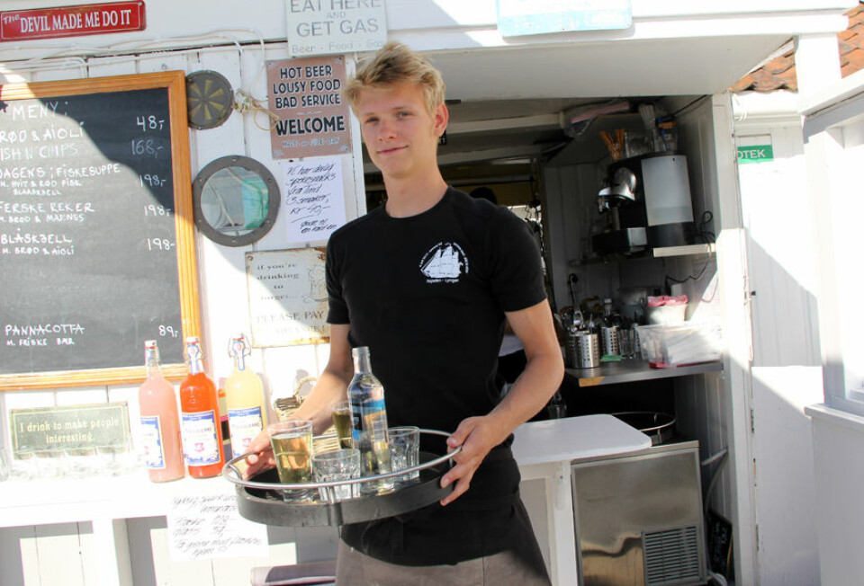 Hermann Winther-Henriksen serverer blåskjell og drikke til gjestene på Pers brygge.