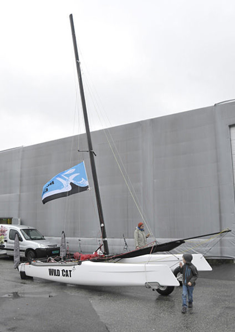 Kristian Ask i Hobie Cat Norge inviterer til prøveseilas av denne katamaranen - forutsatt gode vindforhold. Det må ikke blåse for mye når noviser skal teste såpass rask redskap.