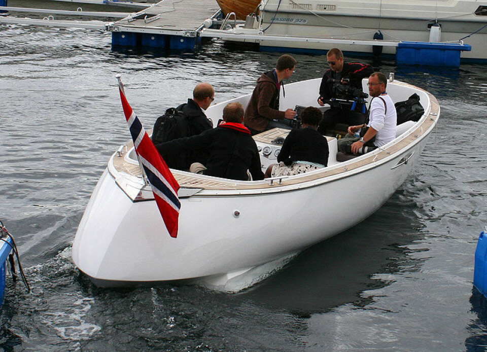 Pål Vedner kjørte oss ut til pressebåten med Solvik-snekke nr én.