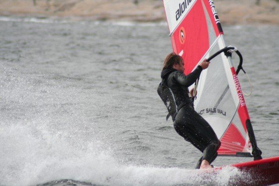 Surfer dømt for ulovlig seiling