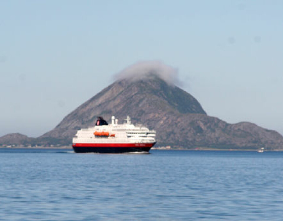 Hurtigruta passerer Bolga på tur til Ørnes.