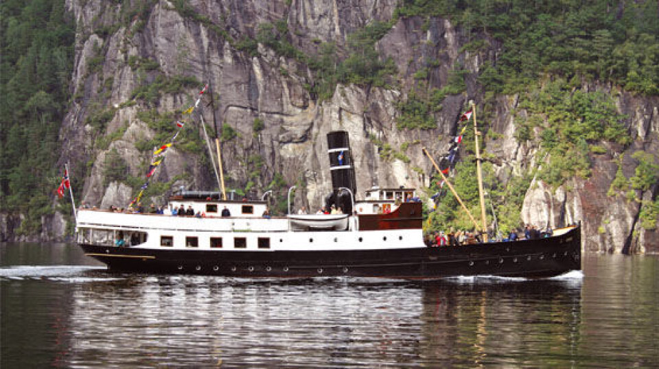 DS 'Oster': Hundreåringen er i overraskende god behold etter grunnstøtingen, men reparasjonsarbeidene kan forpurre jubileumsfeiringen. Foto: www.fjordabaat.no