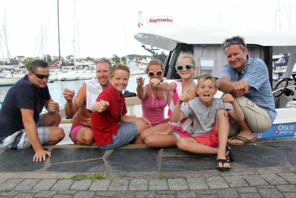 Medlemmer fra familiene Ness, Syversen og Nilsen klare til å spise lakrisknuter.