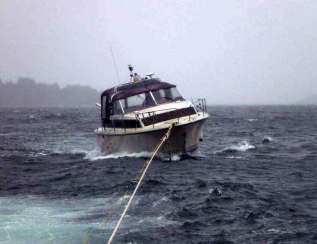 Kabincruiseren ble berget fra fjæresteinene og slept inn til slipp.Foto: RS Kabincruiseren ble berget fra fjæresteinene og slept inn til slipp.Foto: RS