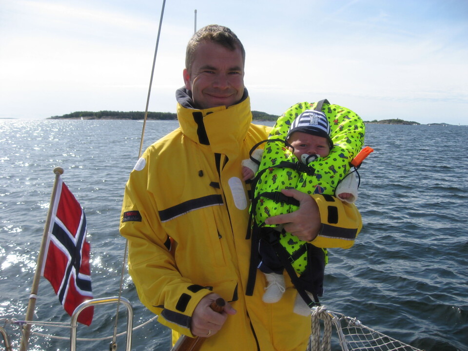Tomas Viken fra Barkåker vant quizen, her med sin seks uker gamle sønn Eirik på deres Beneteau First 27.