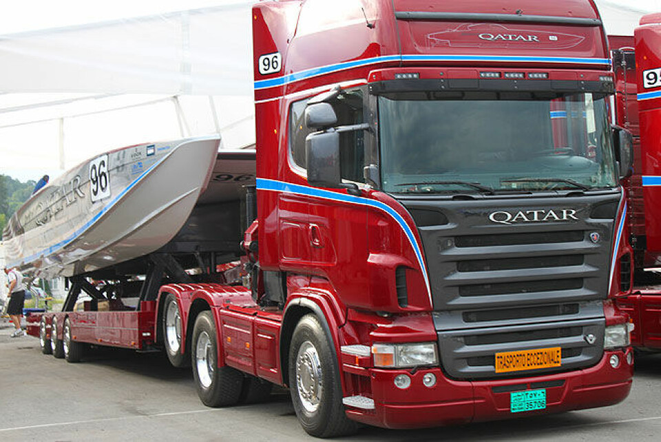 Qatar-båtene har egne trailere som fraktes fra løp til løp over hele verden  med båt.