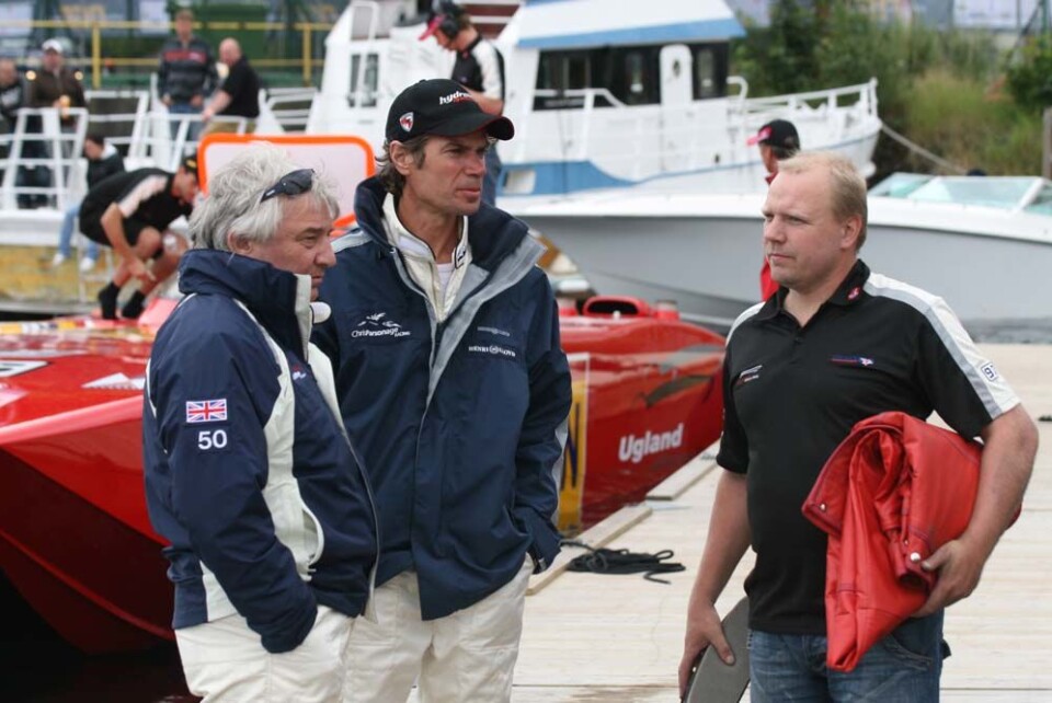 Chris Parsonag og Bård Ekere har trukket seg i protest mot rot og pengebruken i Offshore-1 sirkuset. Her er de i samtale med Bjørge Jacobsen som i år er pilot på Jotunbåten.
