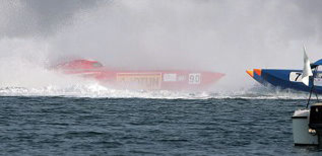 Wppa Class 1 World Powerboats Championship - Round 6 Qatar Grand Prix - Doha 15 to 17 November 2007 race dayPhoto:Simon Palfrader© Wppa Class 1 World Powerboats Championship - Round 6 Qatar Grand Prix - Doha 15 to 17 November 2007 race dayPhoto:Simon Palfrader©