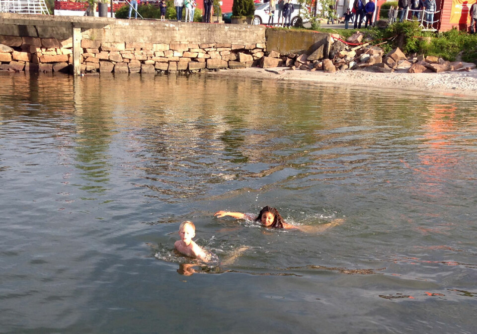 Elevene ved Sætre skole har svømming og selvberging i kaldt vannpå timeplanen. De viser at de er tøffere enn de fleste, og tar seg en svømmertur til ære for publikum i 12 graders vanntemperatur.