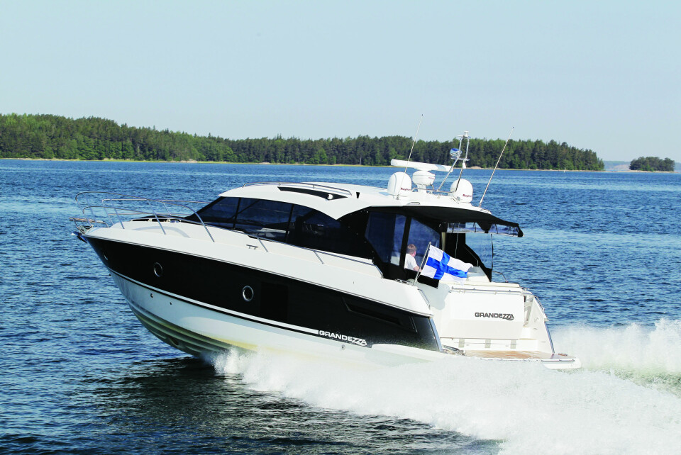 ELEGANT: Til å være en rommelig familiebåt har designerne fått frem penelinjer på Grandezza 27.