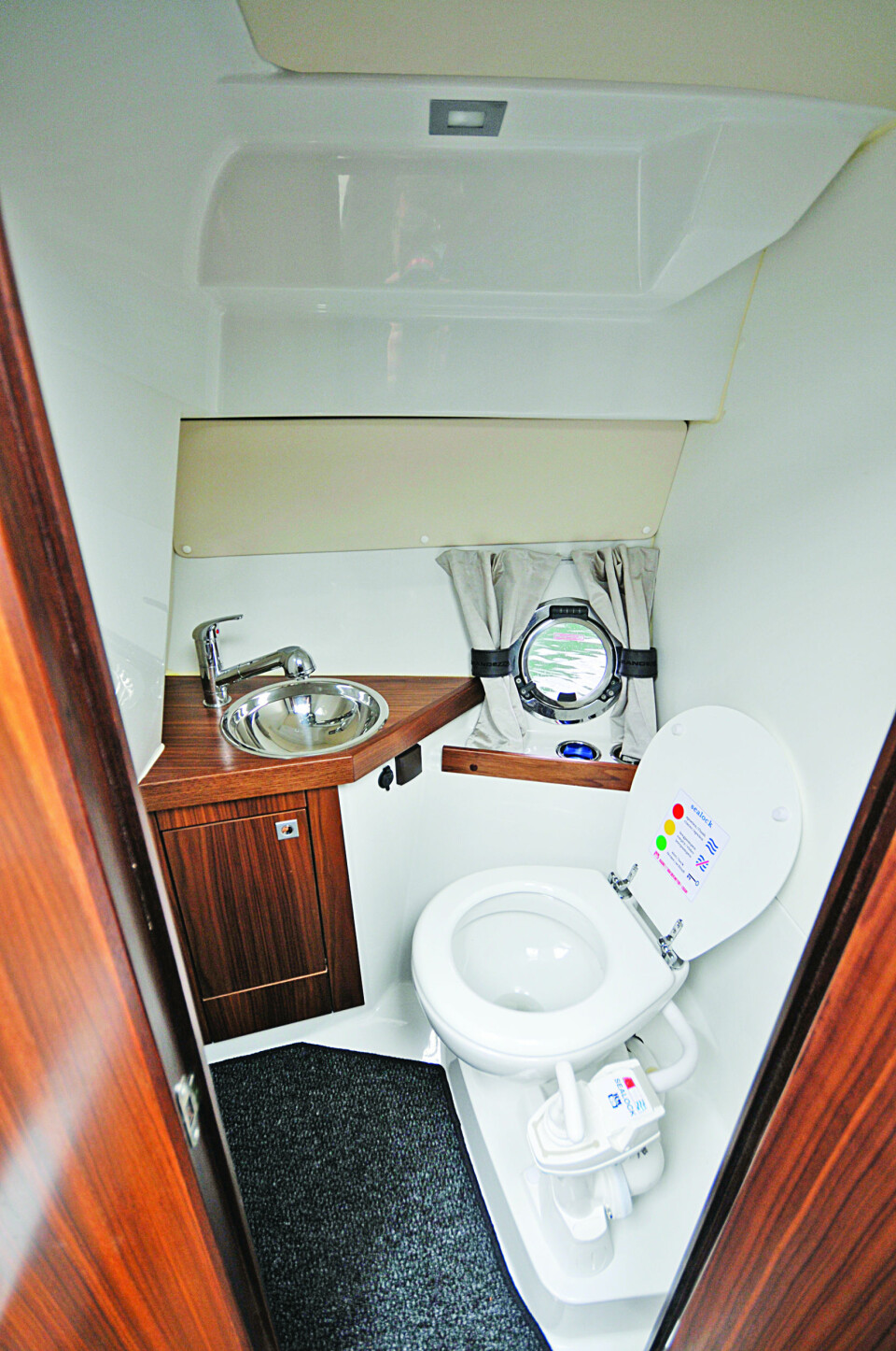 SMÅTRANGT: Ingen ståhøyde på toalettet. Dette er i grunnen det eneste rommet som sladrer om at båten kun er på 27 fot.