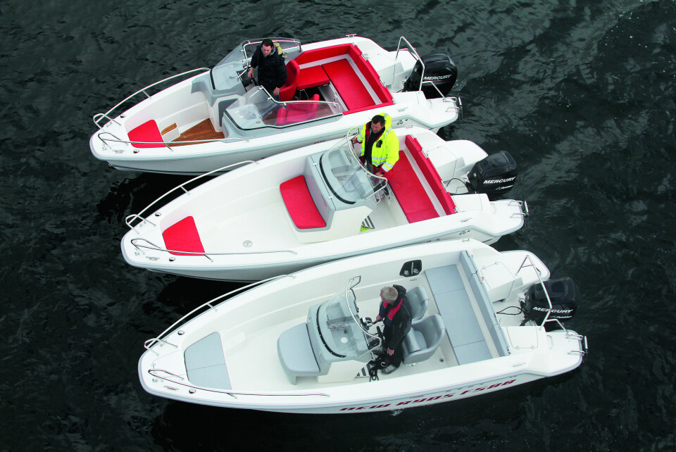 VINDBESKYTTELSE: En forskjell på de tre båtene er hvor mye konsollen beskytter mot vinden for flere enn føreren.
