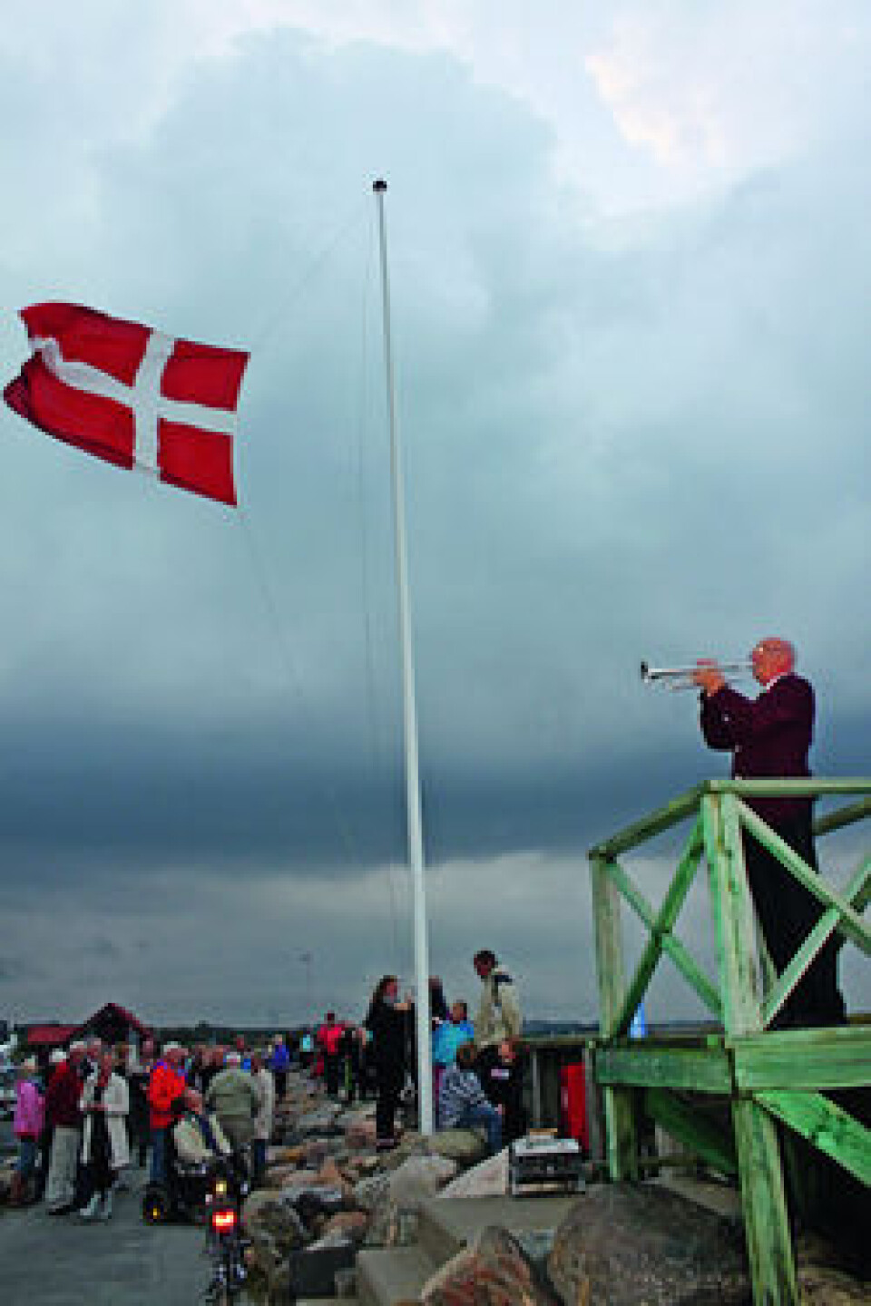 SORG I SÆBY: 23. juli 2011 ble \"Ja, vi elsker\" spilt på trompet i den danskie havnen Sæby.