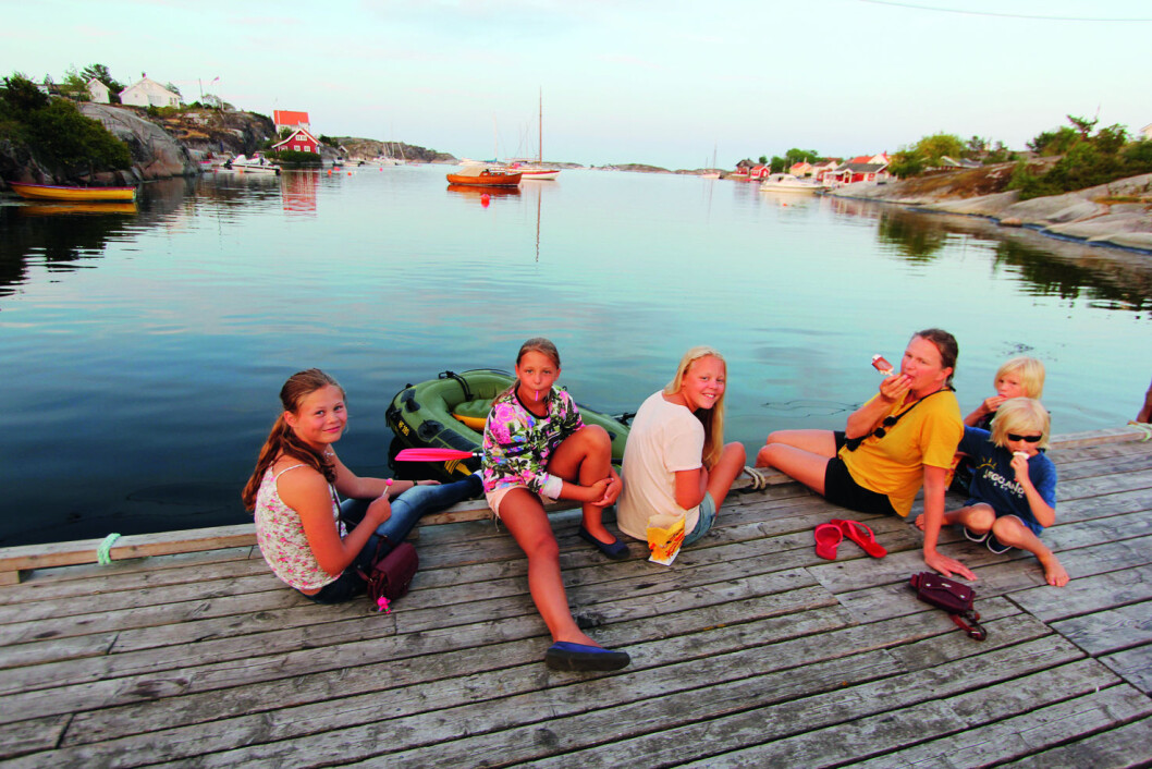 ISSPISING I PORTØR: Sommergjestene Eli, Signe, Sofia, Felicia, og Gunhild. Sistnevnte er mor til Nore og Syver t.h. ISSPISING I PORTØR: Sommergjestene Eli, Signe, Sofia, Felicia, og Gunhild. Sistnevnte er mor til Nore og Syver t.h.