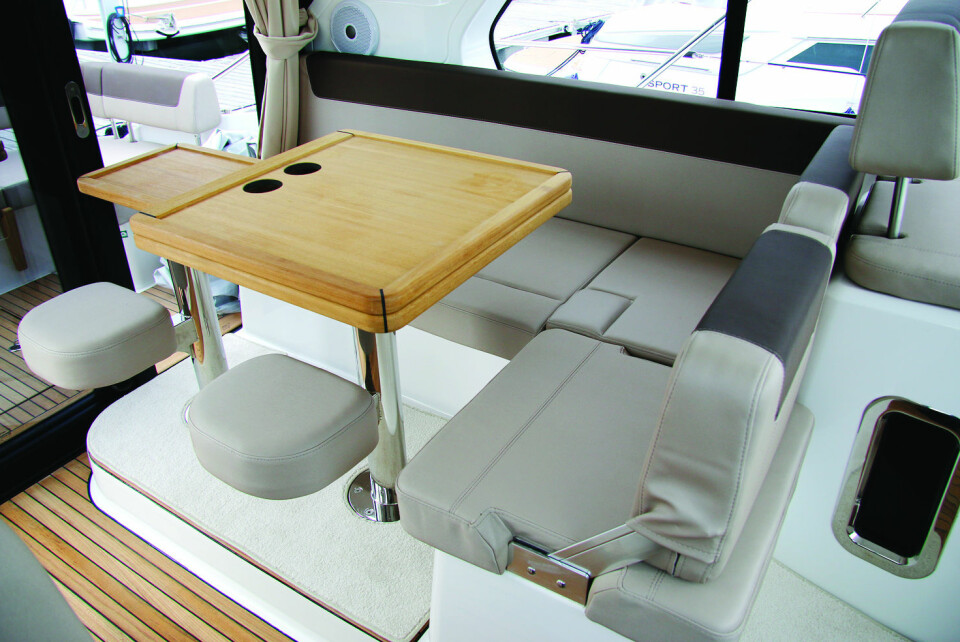 DEJA VU: Å skyve ut setene er en smart løsning som vi først så i aker-kabinbåten til Marex.