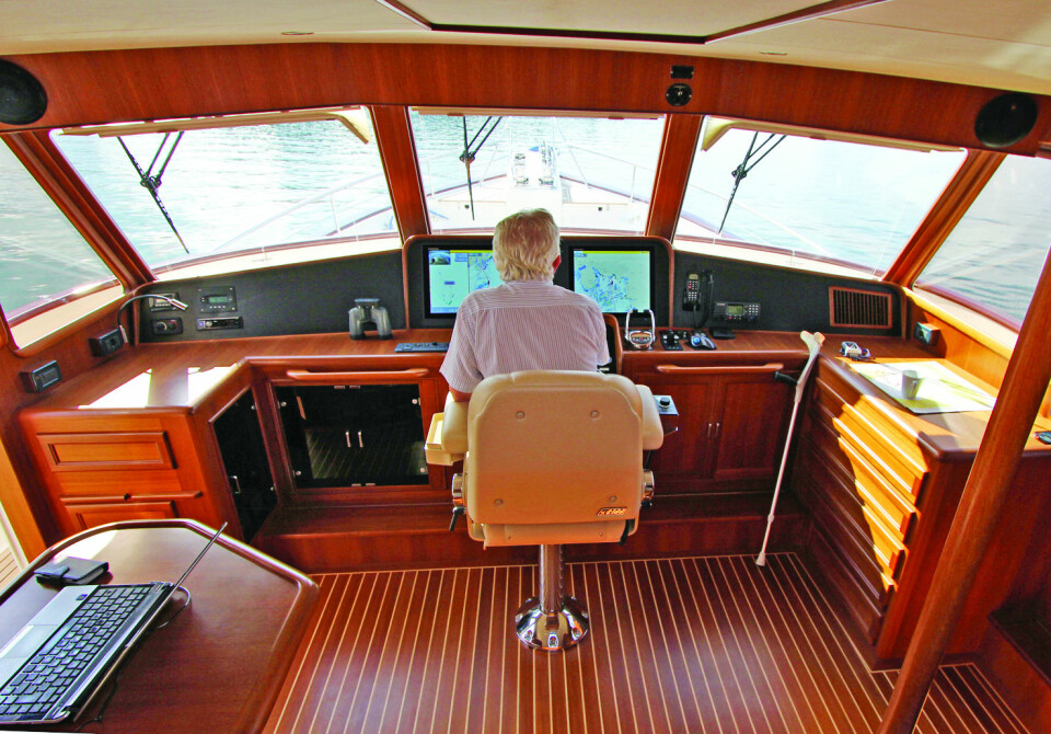 STYREPOSISJON: Navigasjonssystemet består av et topp moderne skipsbasert system, med flere touch-skjermer, som styrer det meste av båtens komponenter.
