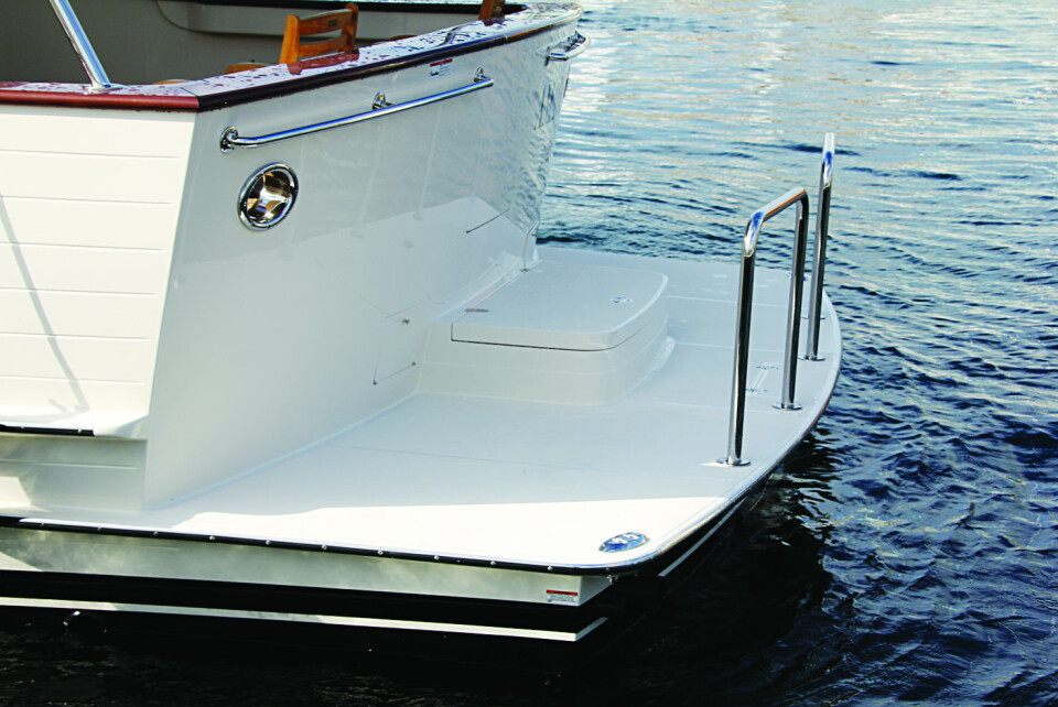 FULLT UTNYTTET: Badeplattformen er en del av båtens skrog.