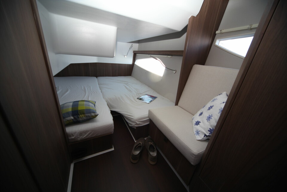 TO KABINER: Sealine har to store kabiner under dekk. Her er kabinen under salongen. Foto: Terje Haugen.