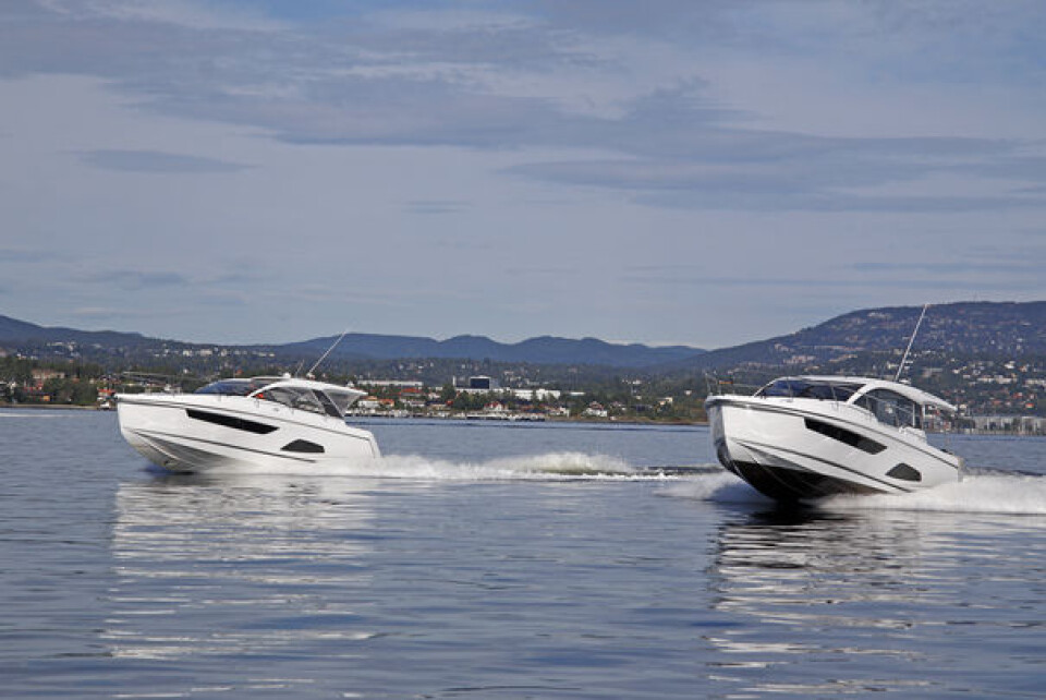 TO SØSTRE: Sealine 330 Coupe og Sport har samme skrog, men Sport er åpnere og rimeligere enn sin søster. Foto: Jørn Finsrud. TO SØSTRE: Sealine 330 Coupe og Sport har samme skrog, men Sport er åpnere og rimeligere enn sin søster. Foto: Jørn Finsrud.