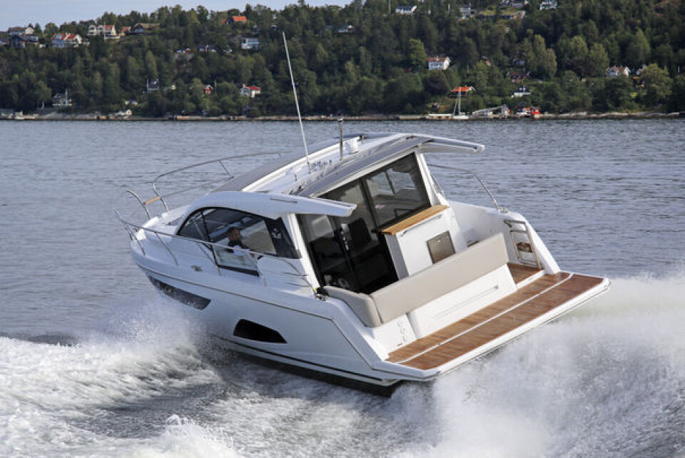 SOSIAL: Sealine 330 Coupe er en sosial båt. Legg merke til baren på akterdekket. Foto: Jørn Finsrud. SOSIAL: Sealine 330 Coupe er en sosial båt. Legg merke til baren på akterdekket. Foto: Jørn Finsrud.