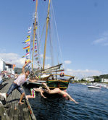 UTRYGT PÅ KAIA: Vilde og Sondre Stenseth stuper i sjøen forå unngå truende pirat under Kaperdagene i Farsund, som er en årlig sommerfestival i sørlandsbyen. UTRYGT PÅ KAIA: Vilde og Sondre Stenseth stuper i sjøen forå unngå truende pirat under Kaperdagene i Farsund, som er en årlig sommerfestival i sørlandsbyen.