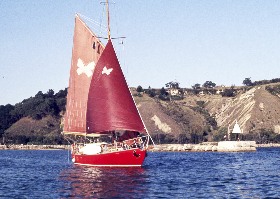 RED ADMIRAL: Båten «Red Admiral» var familien Hoffs hjem i fem år mens de seilte rundt jorden.