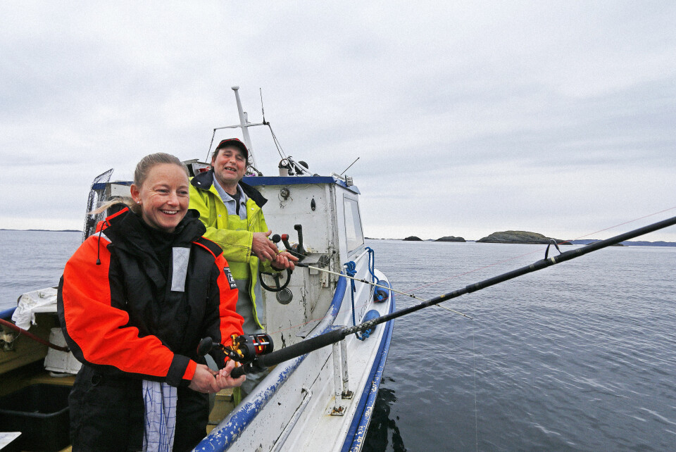 TÅLMODIGHET: Sverre Førland og Gunn Kolstø gir seg ikke, selv om fisken uteblir de to første timene.