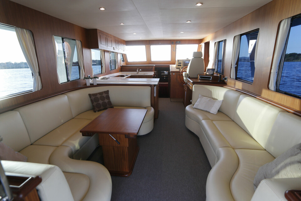 STOR SALONG: Båten er bygd for charterturer, men egner seg også som en soslal båt for privatturer.