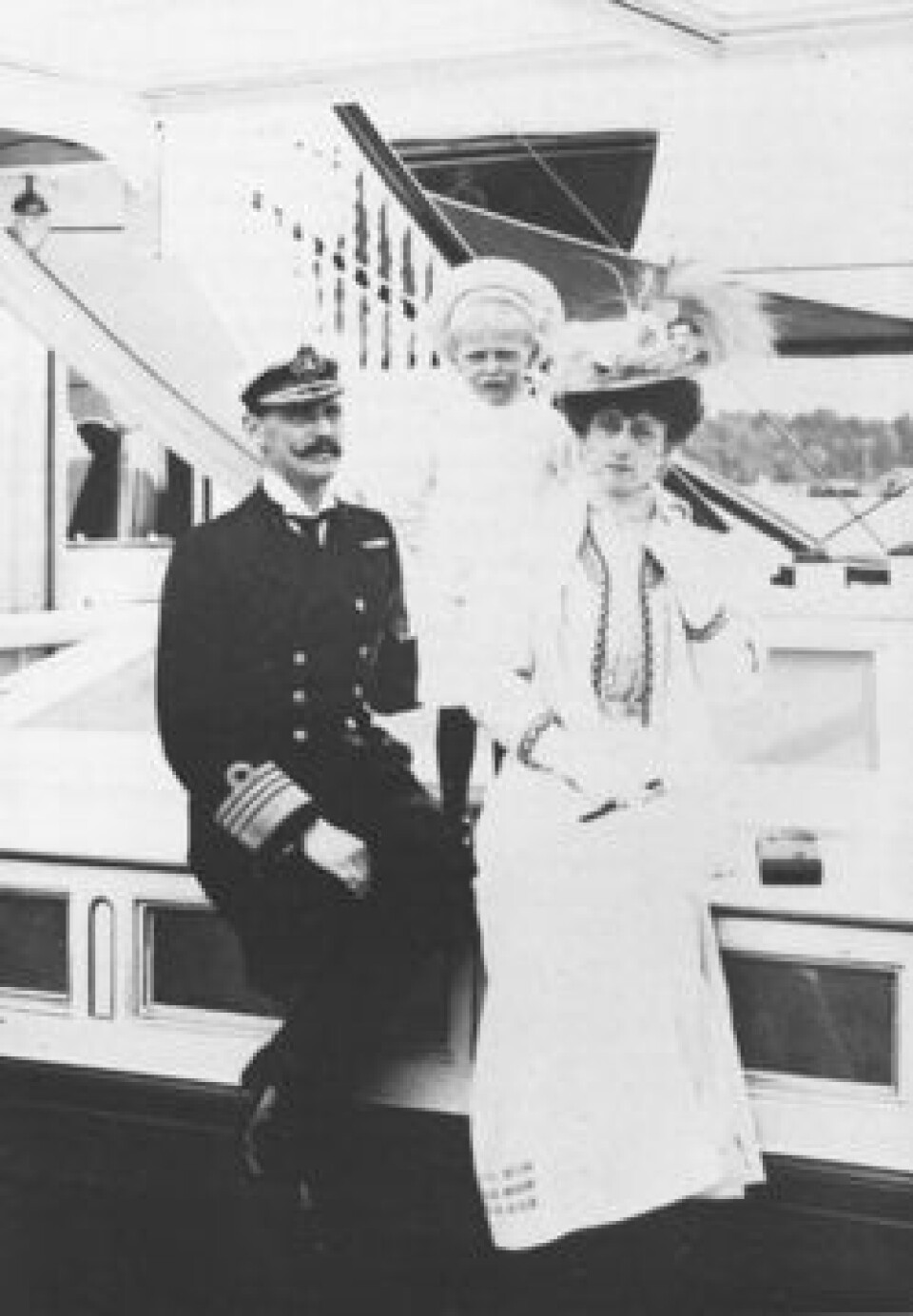 OM BORD: Kong Haakon og med Dronning Maud og Kronprins Olav om bord på «Olaf Kyrre».