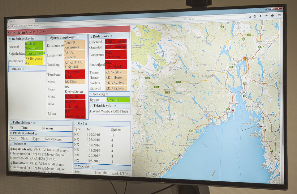 REDNINGSSKØYTENTE: På en skjerm foran seg har operatørene en oppdatert status-oversikt over Redningsskøytene og andre tilgjengelige ressurser til sjøs.