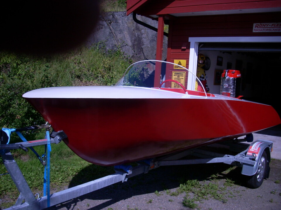 KLASSISK: Båten er trolig svensk. Motoren en 1958 Mercury Mark 78.
