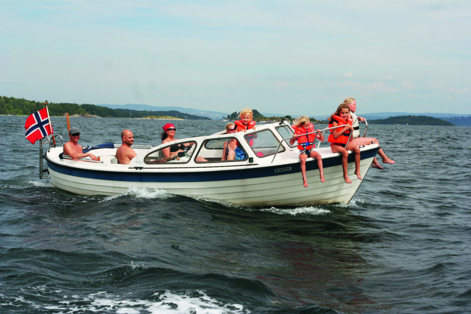 PolarSnekkeSommerFamilieBarnRedningsvestFoto: Ole Henrik Nissen-Lie PolarSnekkeSommerFamilieBarnRedningsvestFoto: Ole Henrik Nissen-Lie