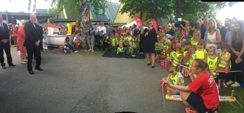 Kongen får gave av unge redningsmannskaper under 125 års jubileet Kongen får gave av unge redningsmannskaper under 125 års jubileet