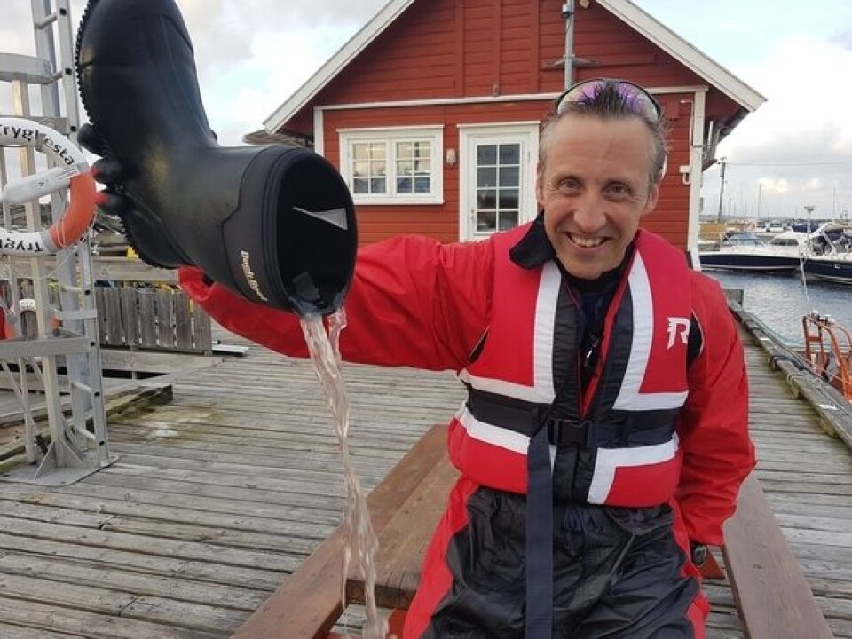 VÅTT: Peder Haug tømmer støvelen etter ankomst. Neste gang blir det annet skotøy. VÅTT: Peder Haug tømmer støvelen etter ankomst. Neste gang blir det annet skotøy.