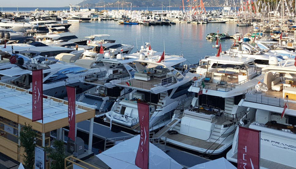 OMFATTER MANGE BÅTER: De aller fleste båtene på en messe faller inn under den nye skatten. Illustrasjonsfoto fra Cannes Yachting Festival.