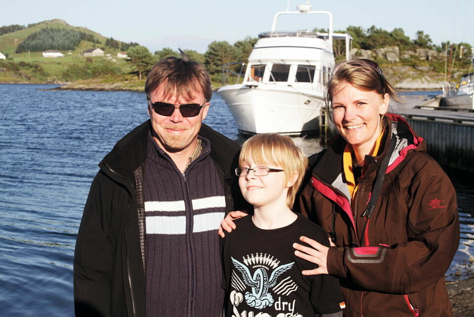Tom Roger, Morgan og Jeanette Børvik i Linesundet inviterer på havets beste delikatesse; kamskjell.