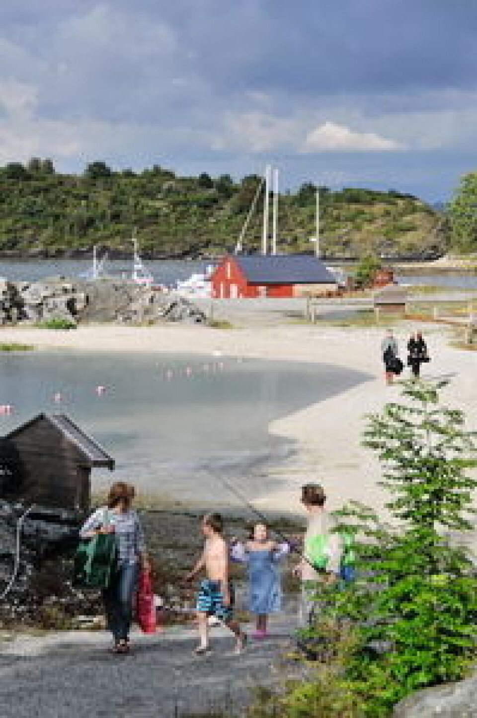 GRUVEPARKEN: Familien Kværner fra Nes har landsted på Bømlo, og var de eneste andre gjestene i Gruveparken under vårt besøk. Men alle som vil oppleve kombinasjonen av kultur og avslapping på et annerledes ... GRUVEPARKEN: Familien Kværner fra Nes har landsted på Bømlo, og var de eneste andre gjestene i Gruveparken under vårt besøk. Men alle som vil oppleve kombinasjonen av kultur og avslapping på et annerledes ...