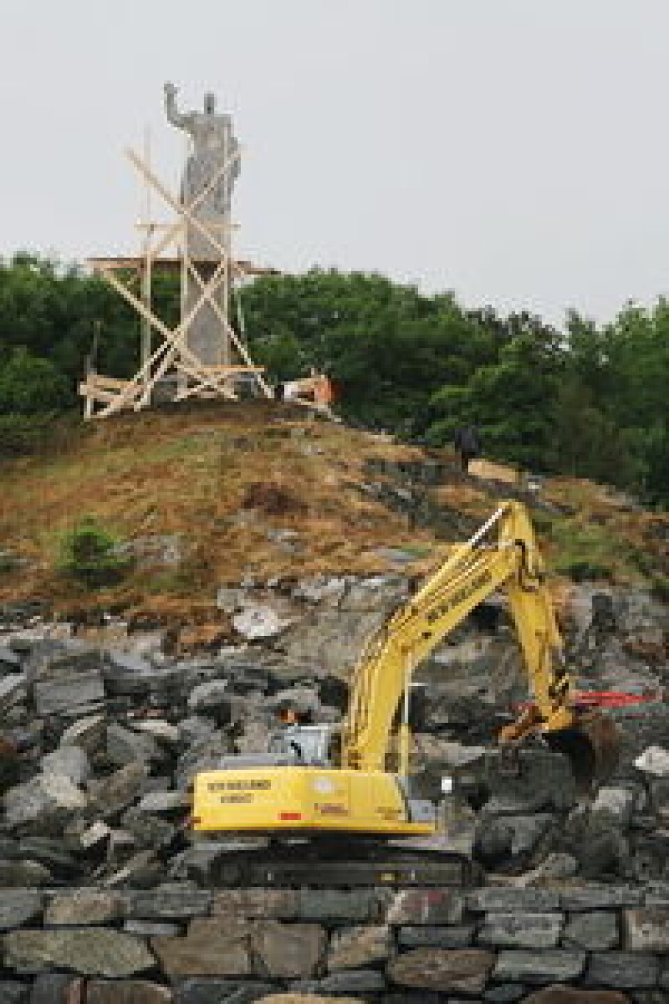 VINKER VELKOMMEN: Knut Steens omdiskuterte statue av Kong Olav V. VINKER VELKOMMEN: Knut Steens omdiskuterte statue av Kong Olav V.