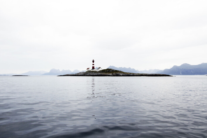 LANDEMERKET LANDEGODE: Vakkert beliggende ut mot Vestfjorden ligger fyret ved Landegode. Her tilbragte vi første natt med vår testbåt. Midnattsolgangsbris klokken tre om natten gjorde at vi måtte ut og forhale. Vinden kom plutselig kraftig inn ... LANDEMERKET LANDEGODE: Vakkert beliggende ut mot Vestfjorden ligger fyret ved Landegode. Her tilbragte vi første natt med vår testbåt. Midnattsolgangsbris klokken tre om natten gjorde at vi måtte ut og forhale. Vinden kom plutselig kraftig inn ...
