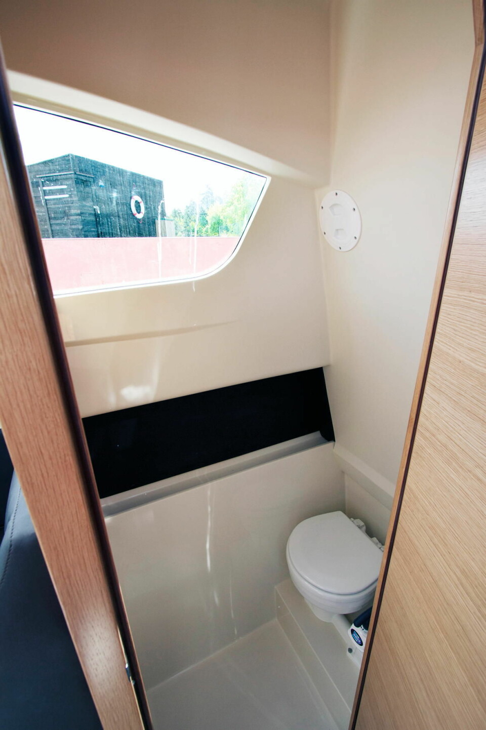 TOALETTET: Garantert klassens største toalett-rom. Her anbefaler vi produsenten å presse inn en liten hjørnevask, så kan rommet kalles et «nesten-bad».