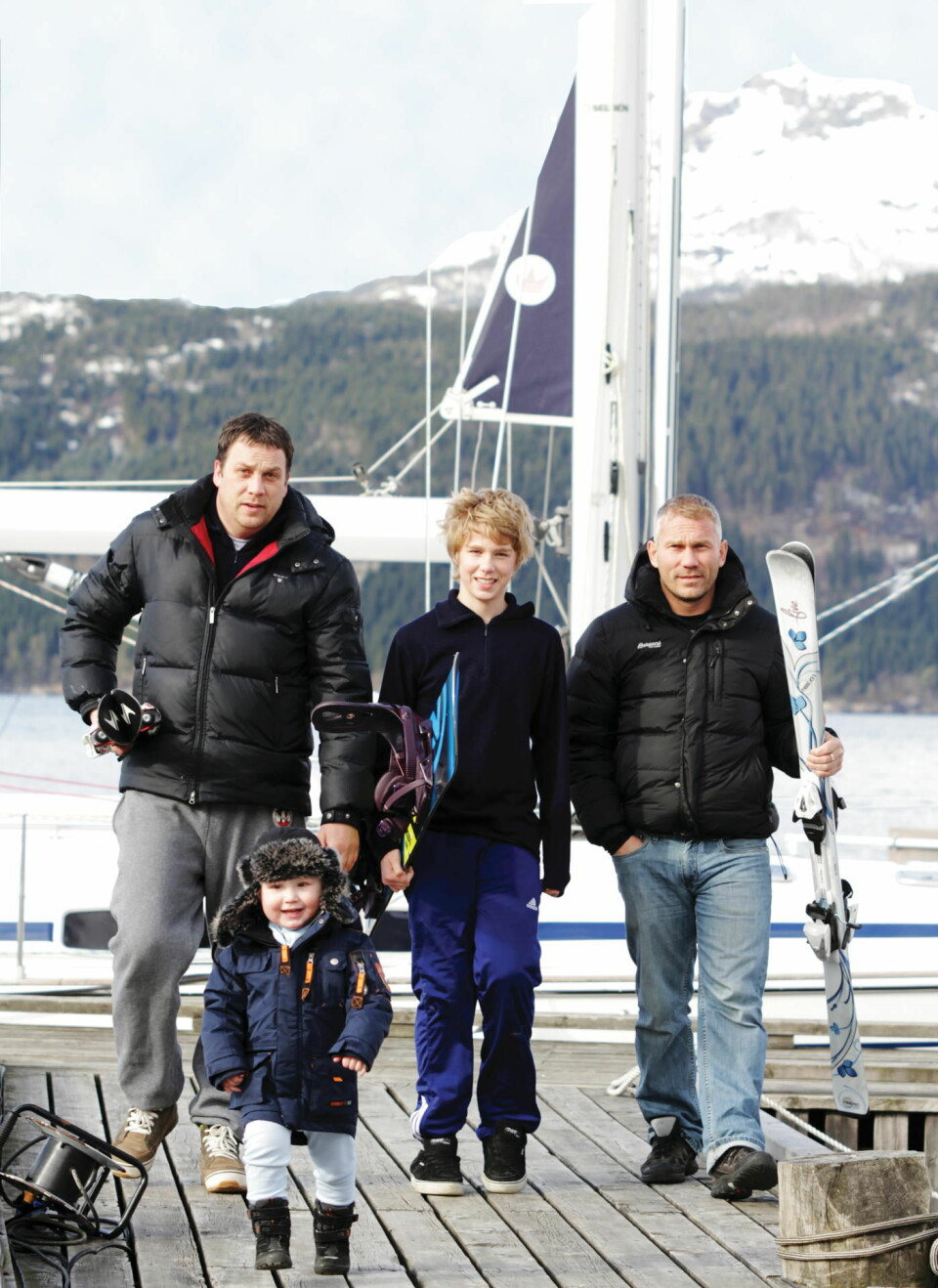 FAMILIER PÅ SKITUR: Hver eneste vinter har de båtene liggende i gjestehavna i Sand og går på ski i Sauda og Gullingen. Fra venstre Richard Surdal med Henrik foran, Markus Surdal og Jacob Lid.