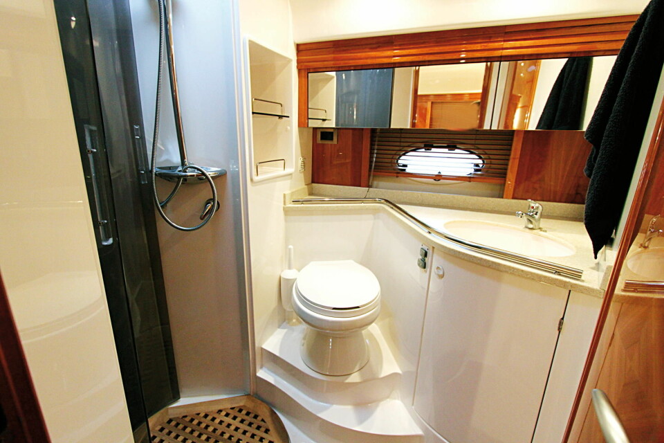 TOALETTROMMET: En fin løsning med det opphevede toalettet. Dette er en fordel når rommet ikke er så stort, og helt klart et pre om båten slingrer.