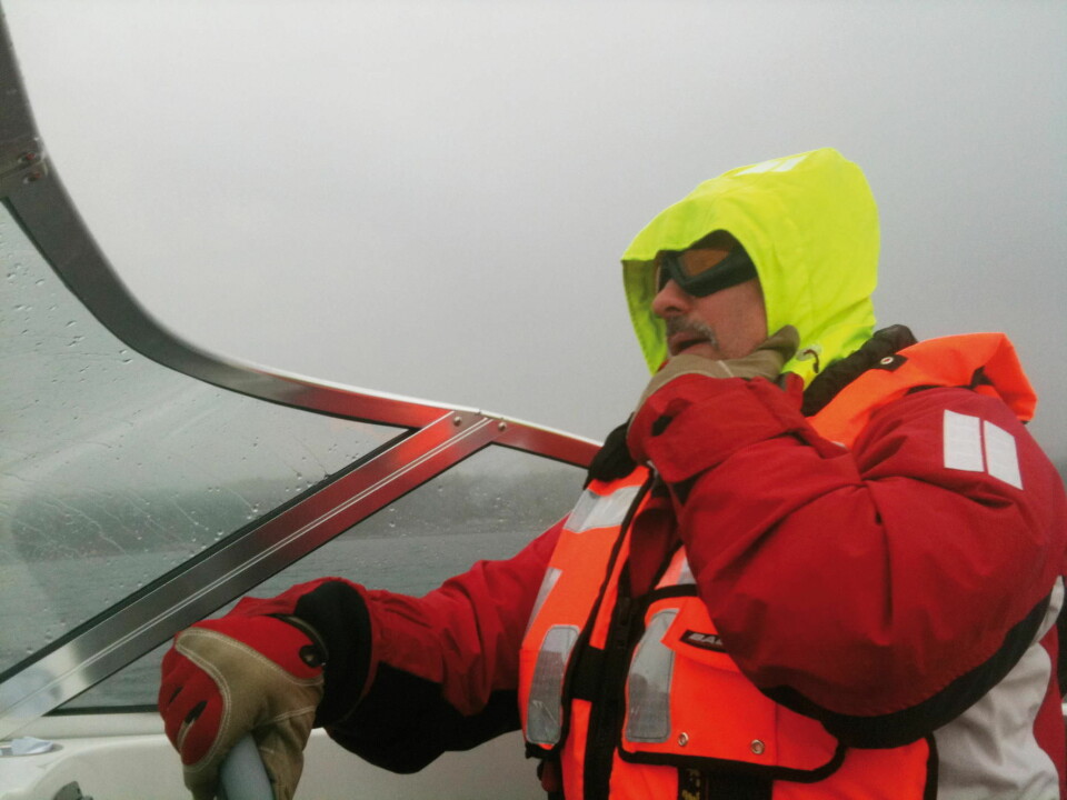 KOMFORTABEL: Vi testet båten i all slags vær. Her er Frode Pedersen midt i et regnskyll.