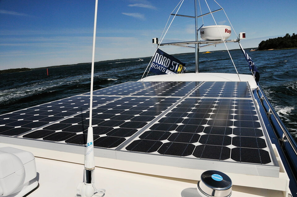SOLCELLEPANEL: 0,5 kW solcellepaneler fra Sunwind dekker hele styrehustaket. Panelene topper opp batteriene ved landligge, holder kjøleskapet gående, og har nok kraft til å alene gi båten styrefart på fine dager.