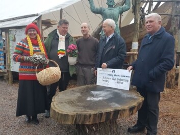 NISSEGAVE: Nissekone Kathrine Klevland fra Gjensidigestiftelsen kunne dele ut årets julegave til (f.h) prosjektleder Eivind Luthen, byggeleder Jan Vogt Knutsen, styrerepresentant Knut Børge Heisel Knutsen og styreleder Einar Chr. ... NISSEGAVE: Nissekone Kathrine Klevland fra Gjensidigestiftelsen kunne dele ut årets julegave til (f.h) prosjektleder Eivind Luthen, byggeleder Jan Vogt Knutsen, styrerepresentant Knut Børge Heisel Knutsen og styreleder Einar Chr. ...