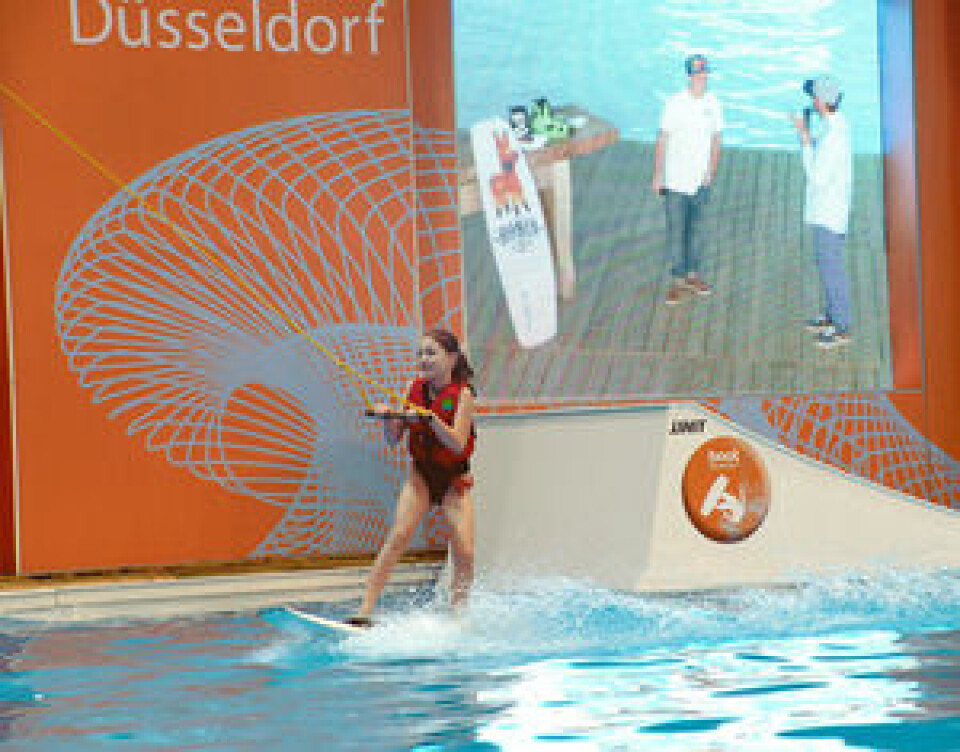 AKTIVITET: Innendørs wakeboard-bane er populært under båtmessen.