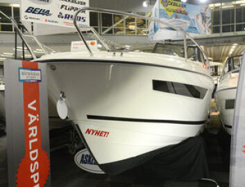 SKJULT: Det viktigste med Askeladden C76 Cruiser TSI er skrogformen, men båten står inneklemt mellom andre modeller, slik at de er umulige å se. SKJULT: Det viktigste med Askeladden C76 Cruiser TSI er skrogformen, men båten står inneklemt mellom andre modeller, slik at de er umulige å se.