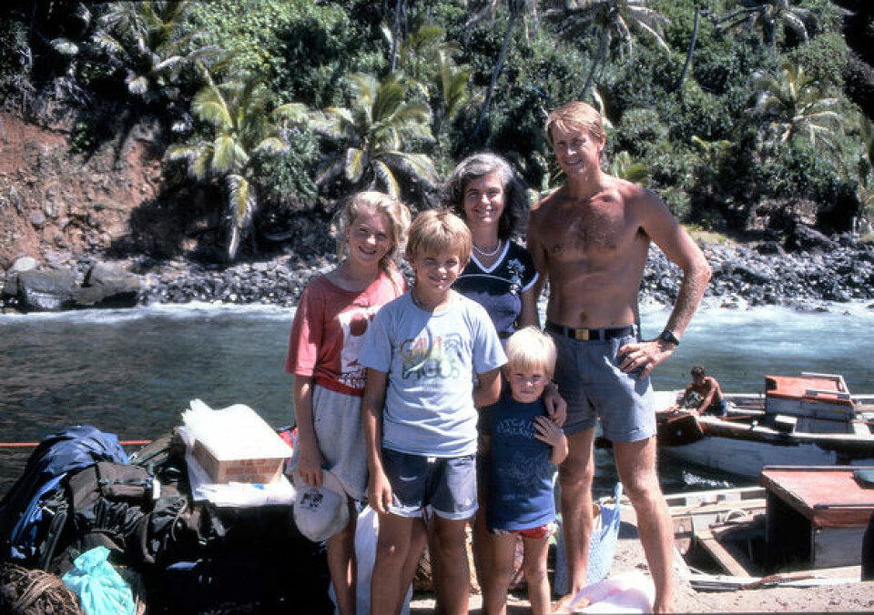 PÅ PITCAIRN: Familien Hoff på øya Pitcairn i 1986. Bak Diana og Stein, foran barna Elisabeth, Martin og Robert.